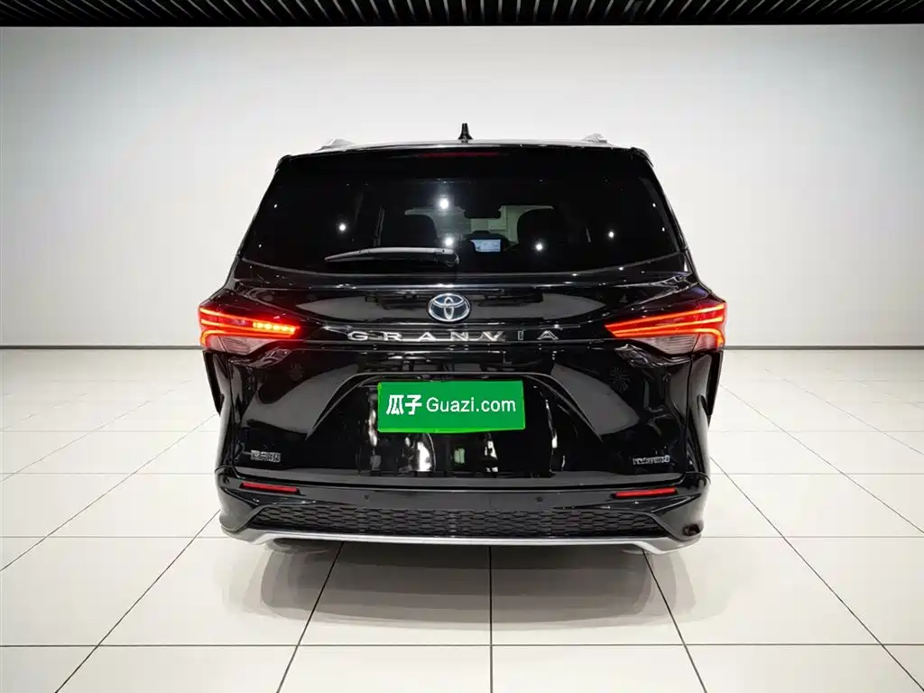 Toyota Granvia 2023 2.5L Hybrid VIP Edition фото 6