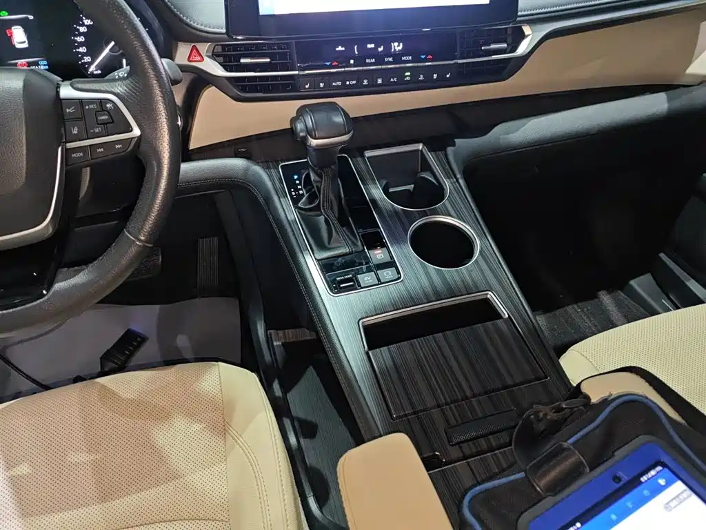 Toyota Granvia 2023 2.5L Hybrid VIP Edition фото 14