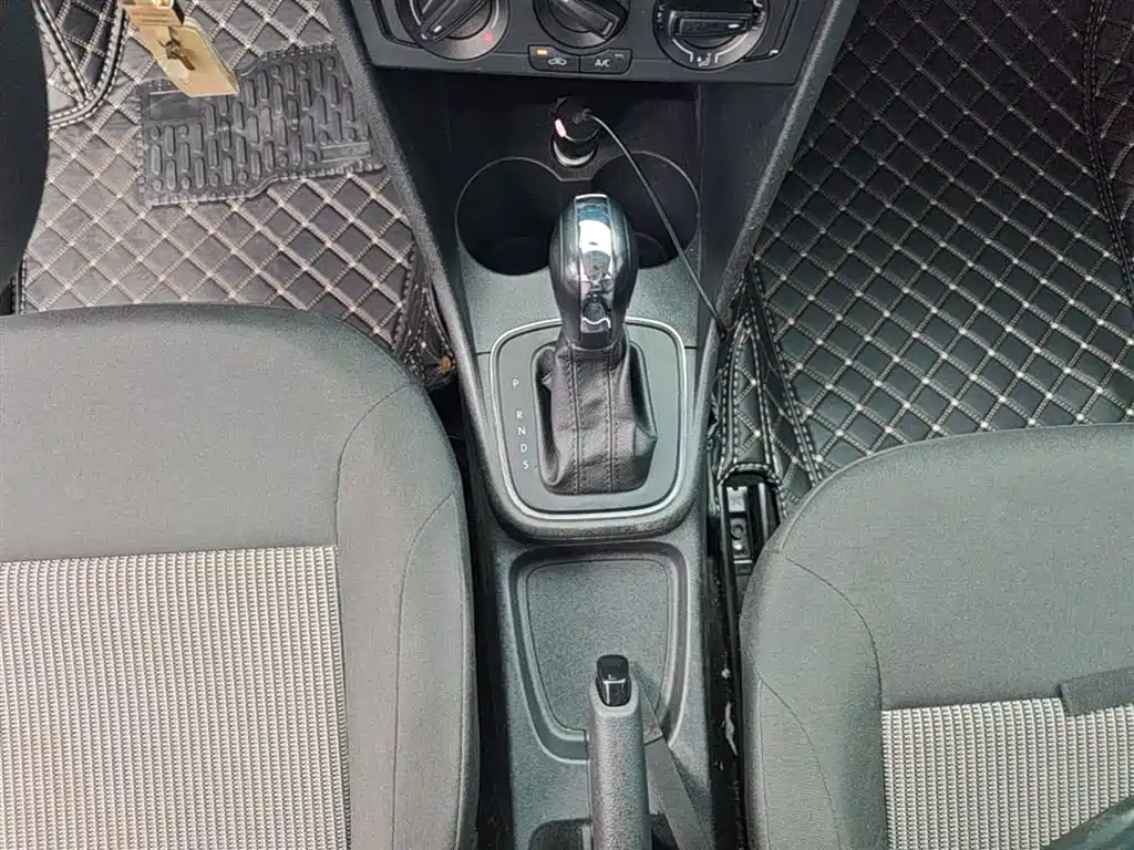 Volkswagen Polo 2016 1.4L Automatic Trend фото 10