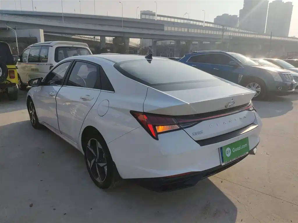 Hyundai Elantra 2022 1.5L CVT LUX Premium Edition фото 23