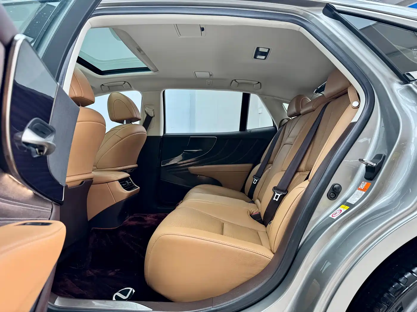 Photo 8 - Lexus LS
