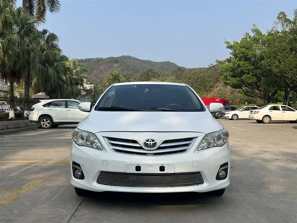 Toyota Corolla 2013 Special Edition 1.6L Auto Ultimate Cool GL фото 2