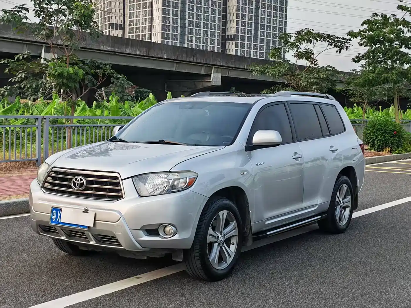 Toyota Highlander 2011 2.7L 2WD 7-seat Luxury фото 2