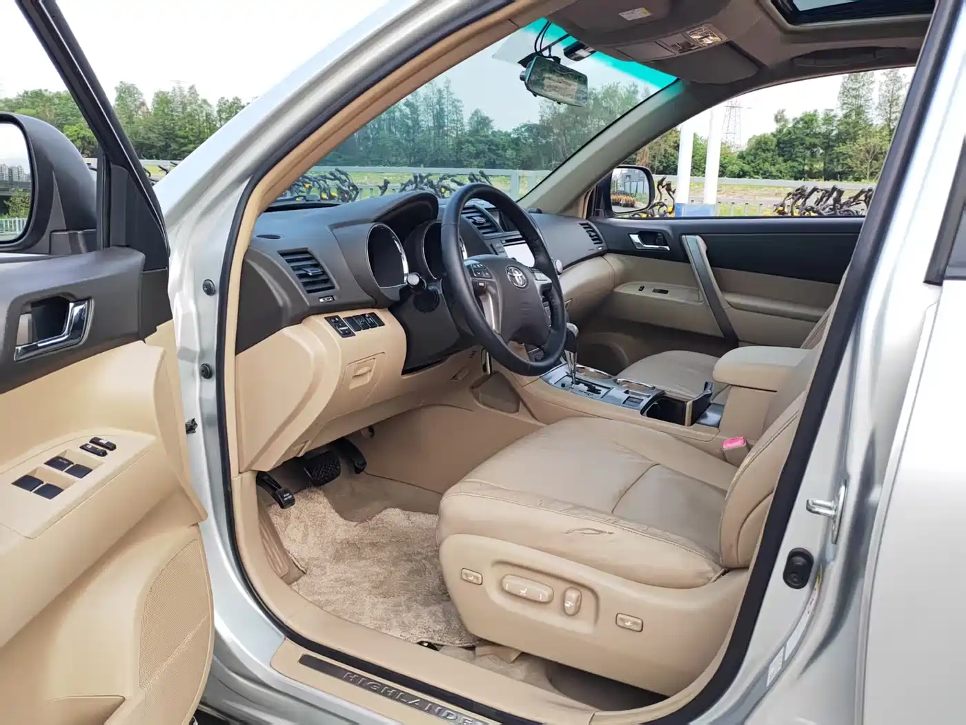 Toyota Highlander 2011 2.7L 2WD 7-seat Luxury фото 8