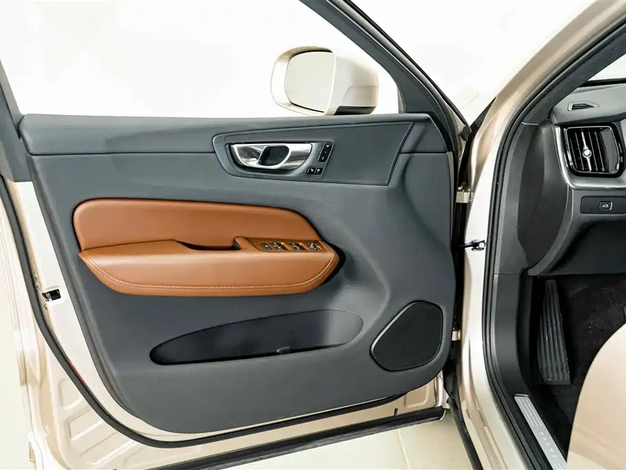 Фото 16 - Volvo XC60