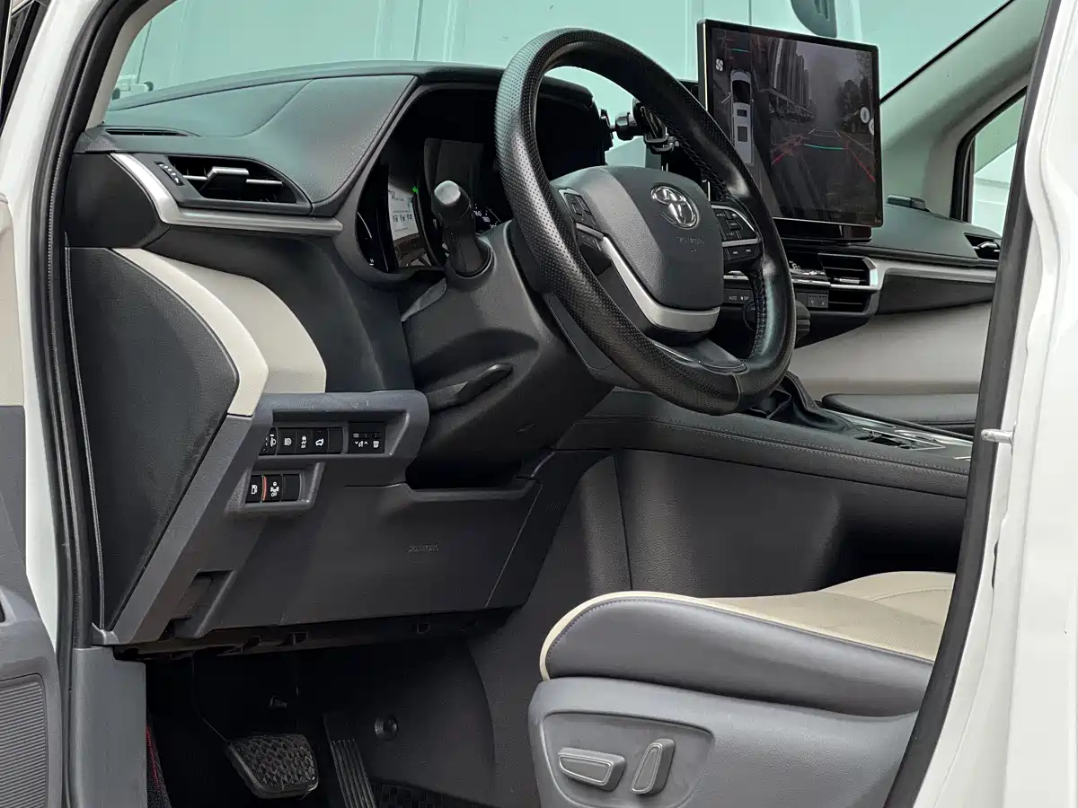 Toyota Sienna 2023 2.5L Hybrid Comfort Edition фото 2