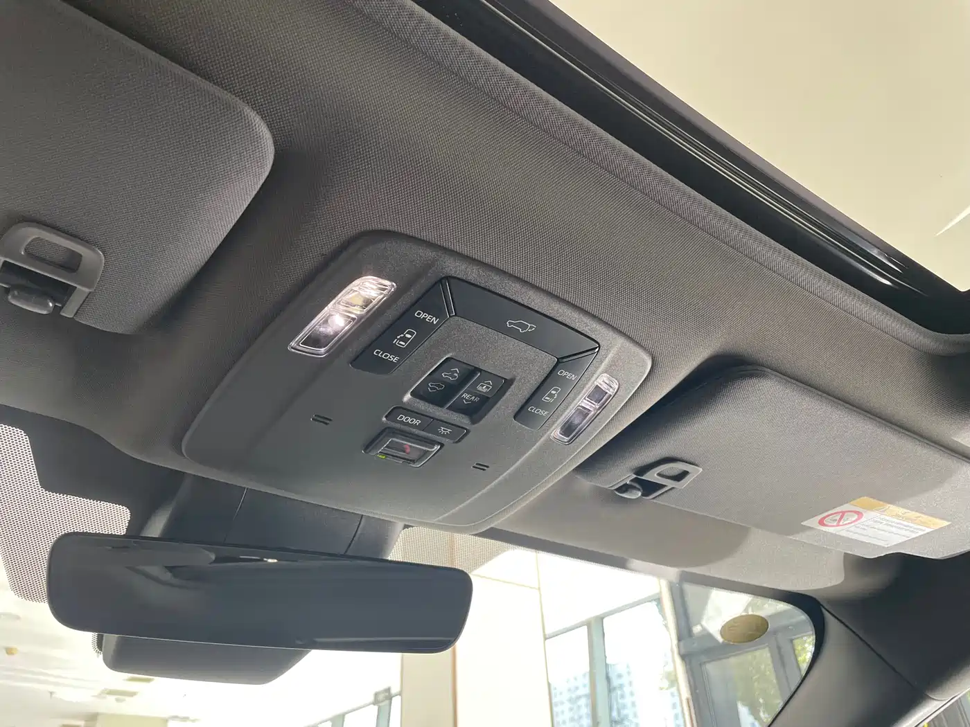 Toyota Granvia 2024 2.5L Hybrid Premium PLUS 4WD Edition фото 29