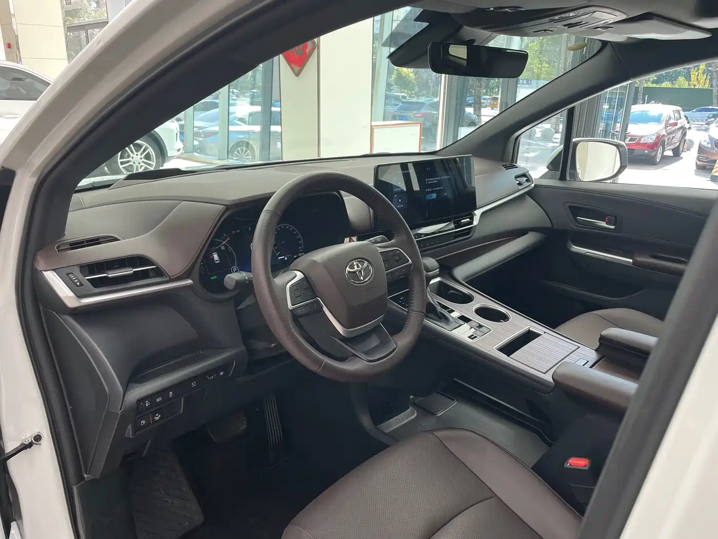 Toyota Granvia 2024 2.5L Hybrid Premium PLUS 4WD Edition фото 7