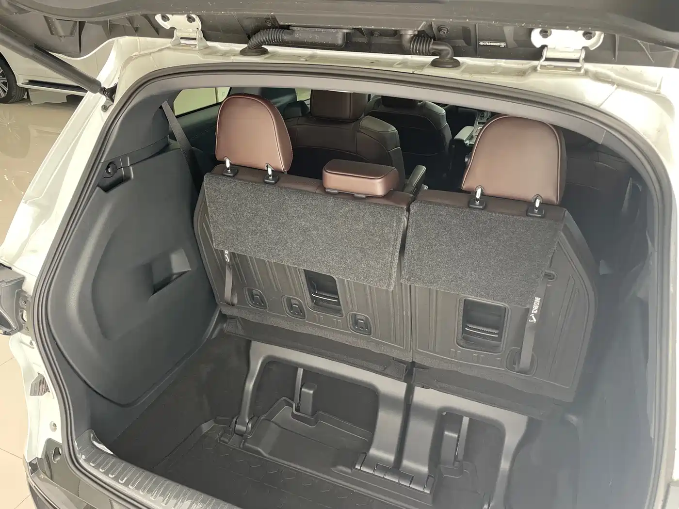 Toyota Granvia 2024 2.5L Hybrid Premium PLUS 4WD Edition фото 36