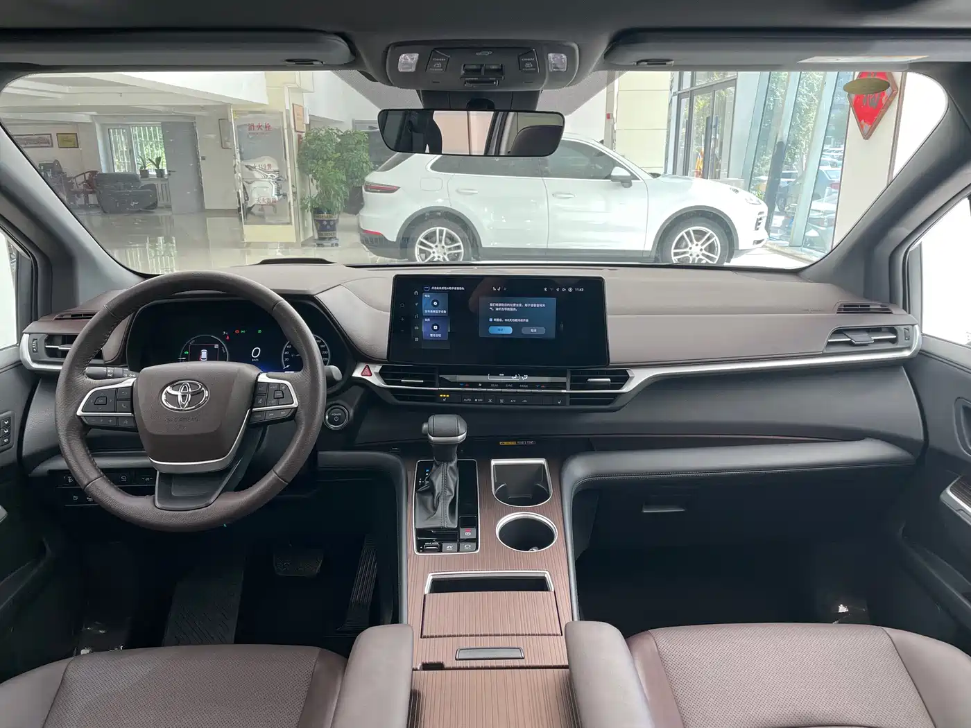 Toyota Granvia 2024 2.5L Hybrid Premium PLUS 4WD Edition фото 17