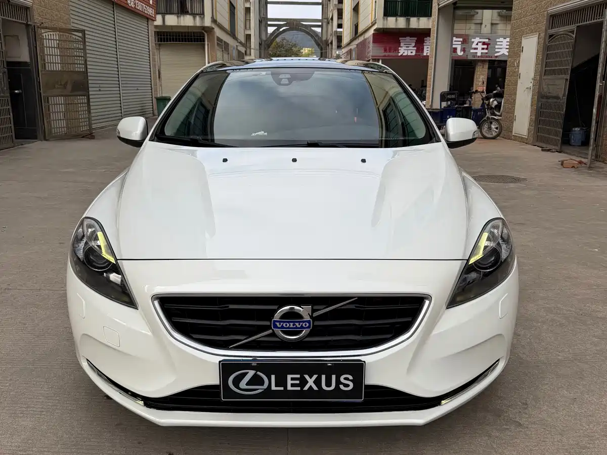 Фото 2 - Volvo V40