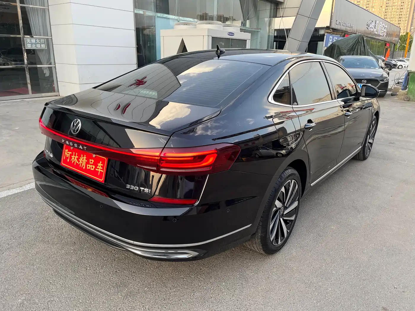 Volkswagen Passat 2022 330TSI Starlight Luxury Edition фото 23