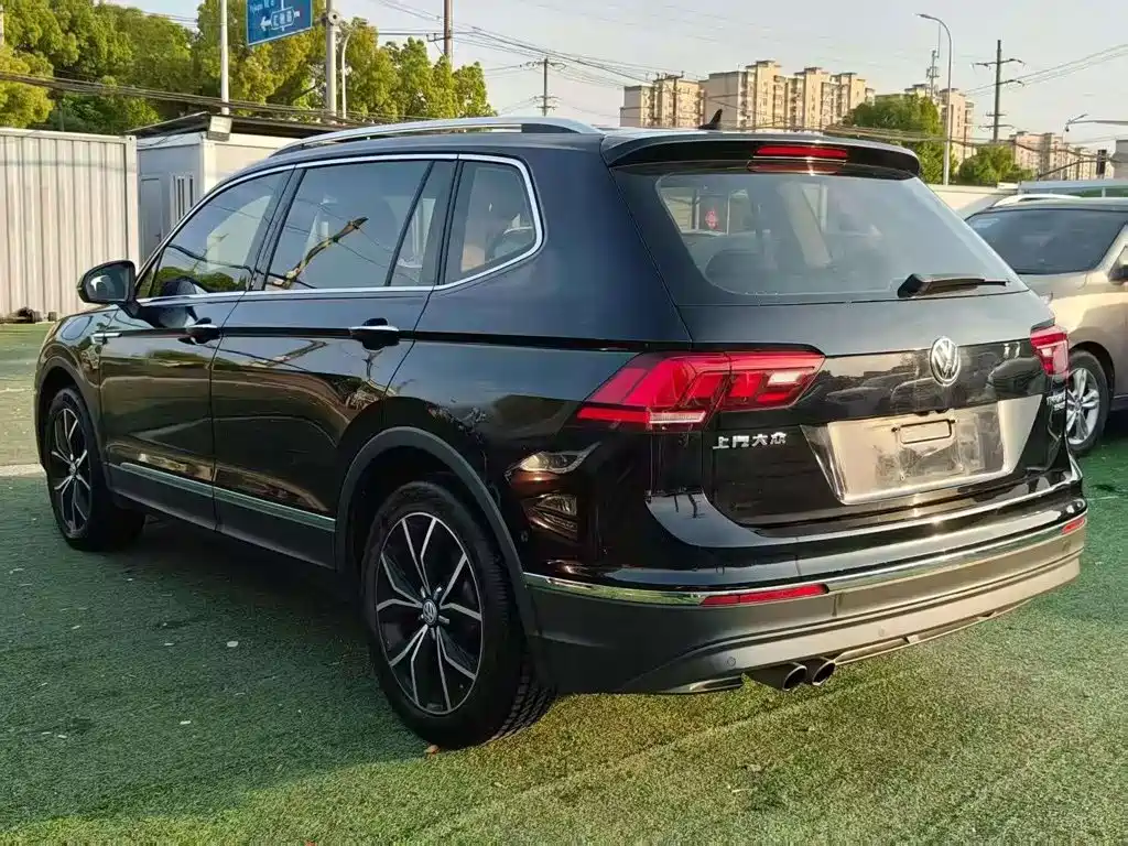Photo 7 - Volkswagen Tiguan L