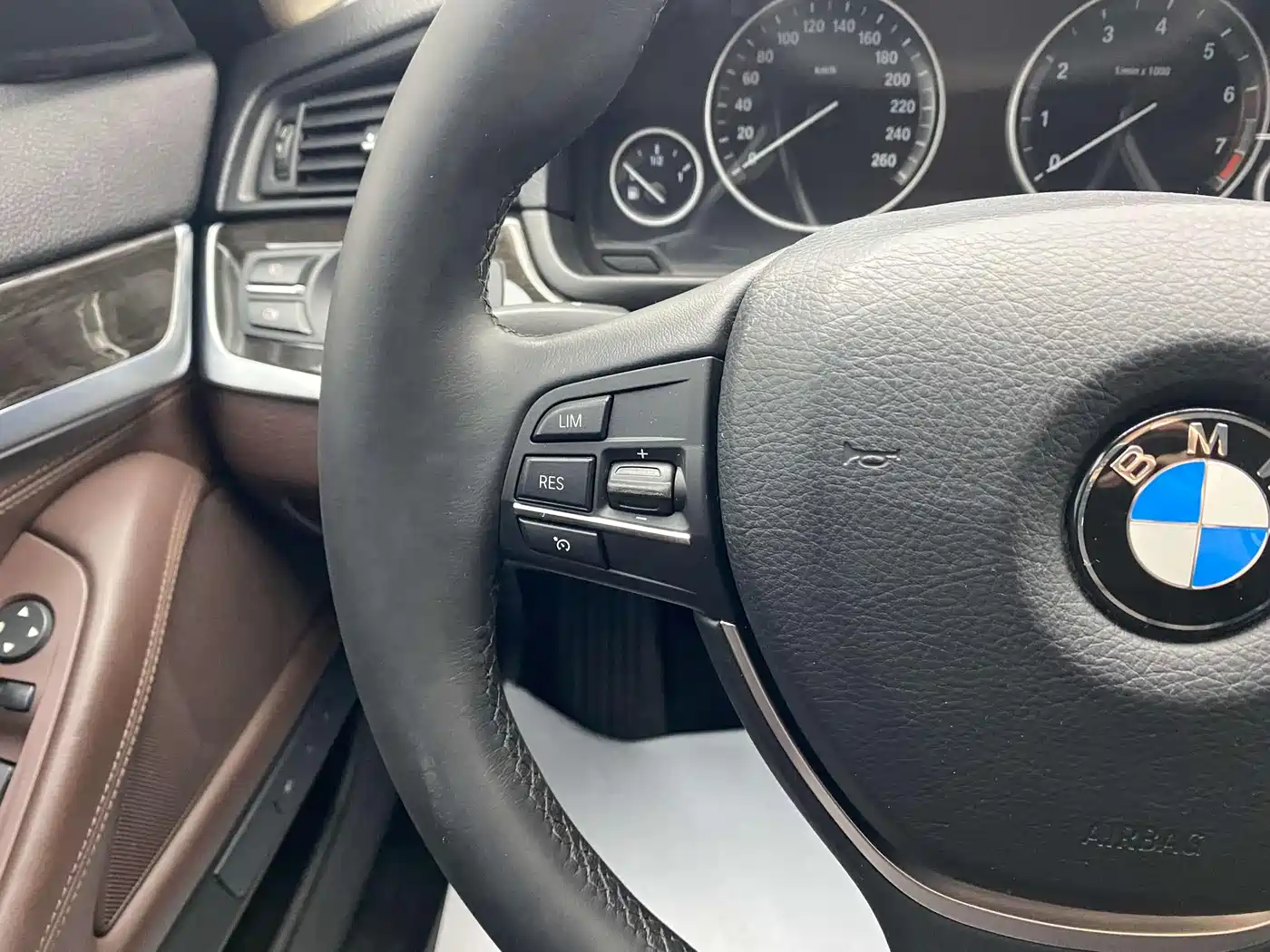 BMW 5 Series 2014 525Li Luxury Design Package фото 24