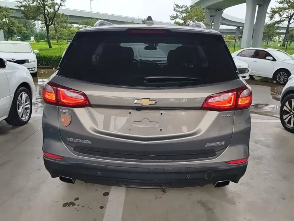 Photo 6 - Chevrolet Equinox