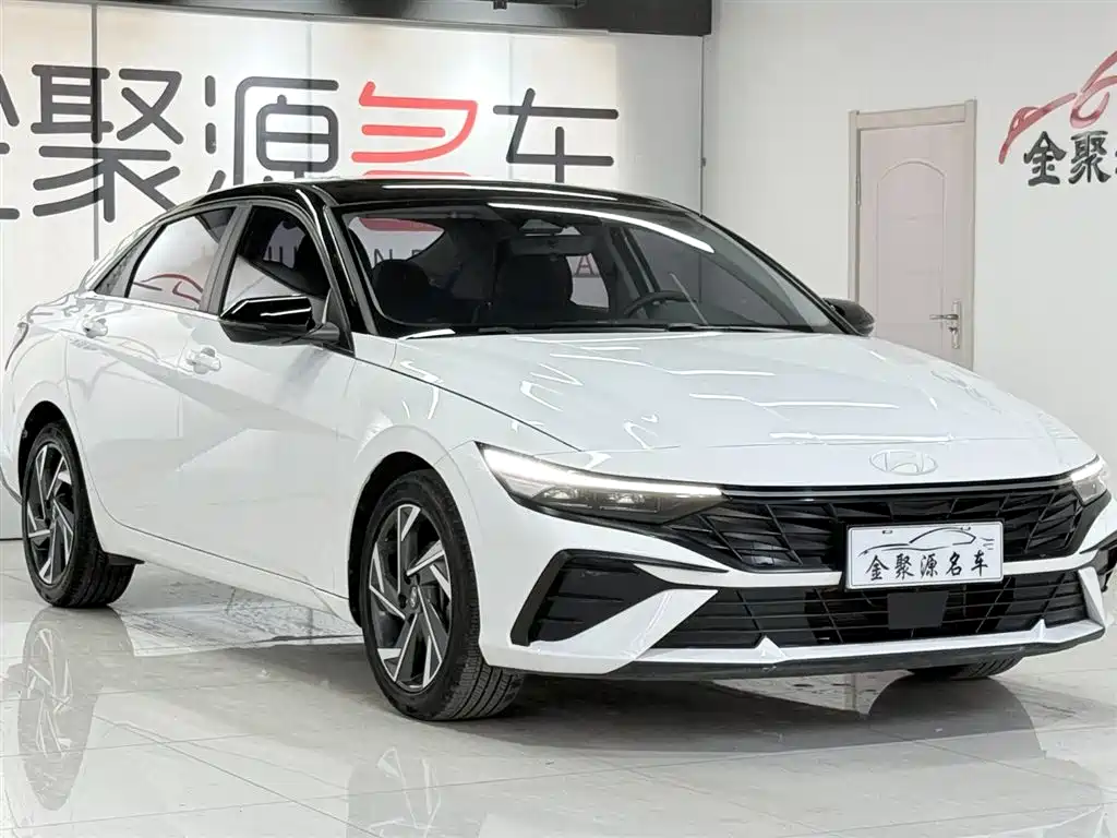 Hyundai Elantra 2023 Model 1.5L CVT LUX Premium Edition фото 3