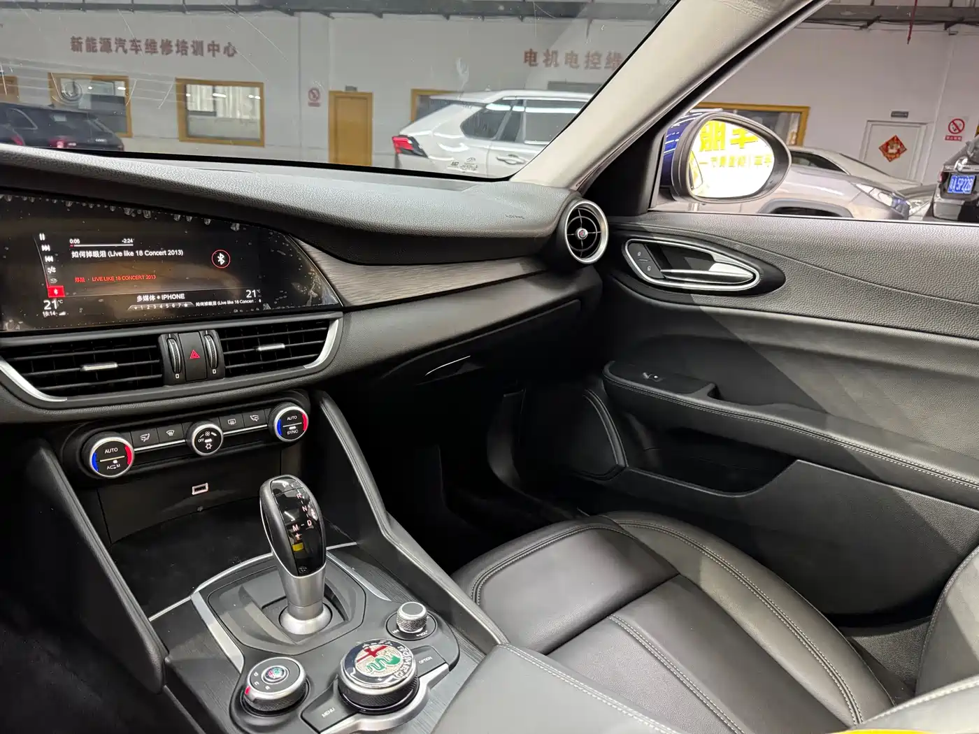 Alfa Romeo Giulia 2018 2017 2.0T 200HP Luxury Edition