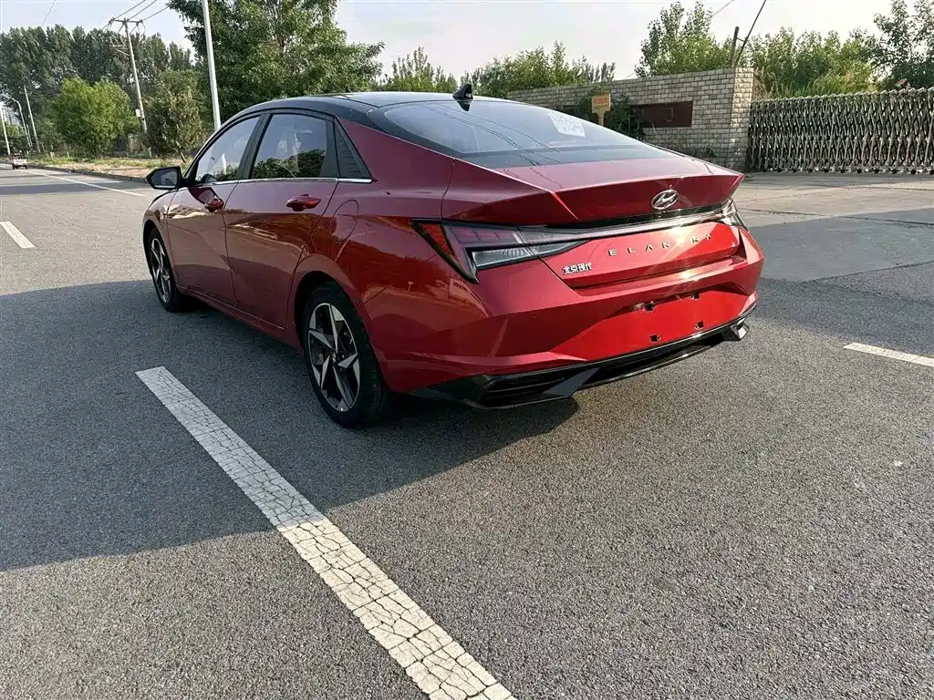 Hyundai Elantra 2021 1.5L CVT LUX Premium Edition фото 5