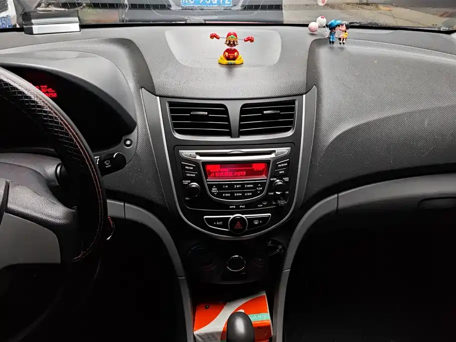 Hyundai Verna 2010 Sedan 1.4L Automatic Comfort GS фото 13