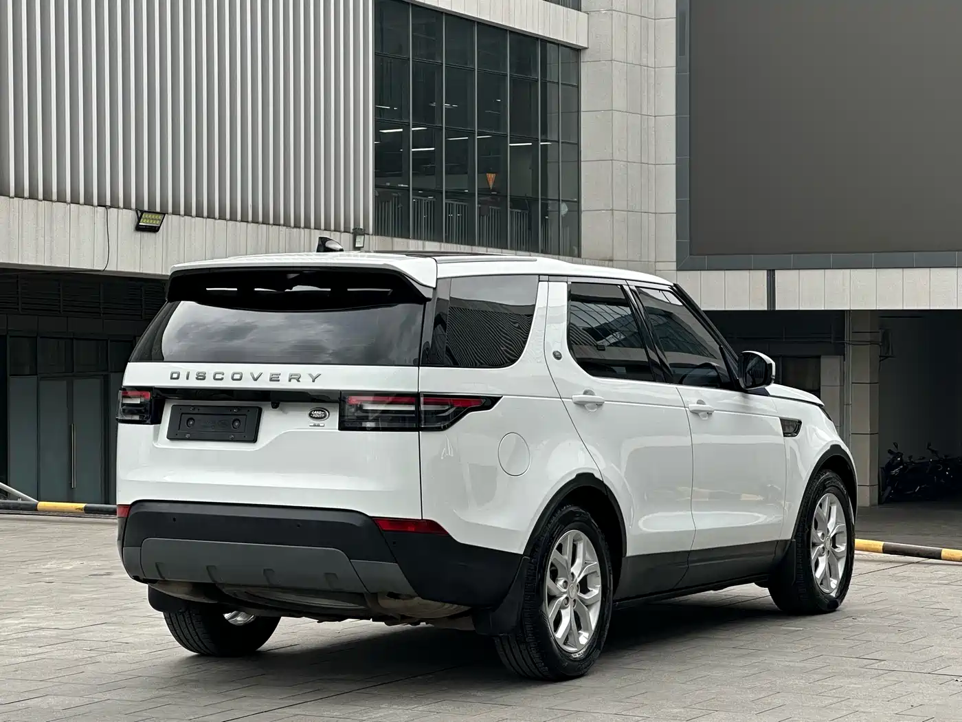 Land Rover Discovery 2017 3.0 SC V6 SE фото 5