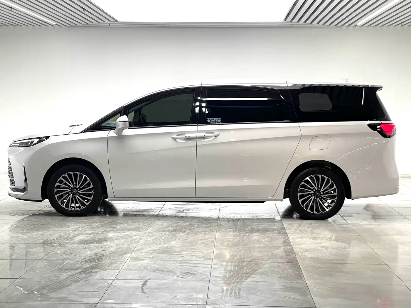 Buick GL8 New Energy 2026 2025 Land Honor Premium Edition 7-Seater