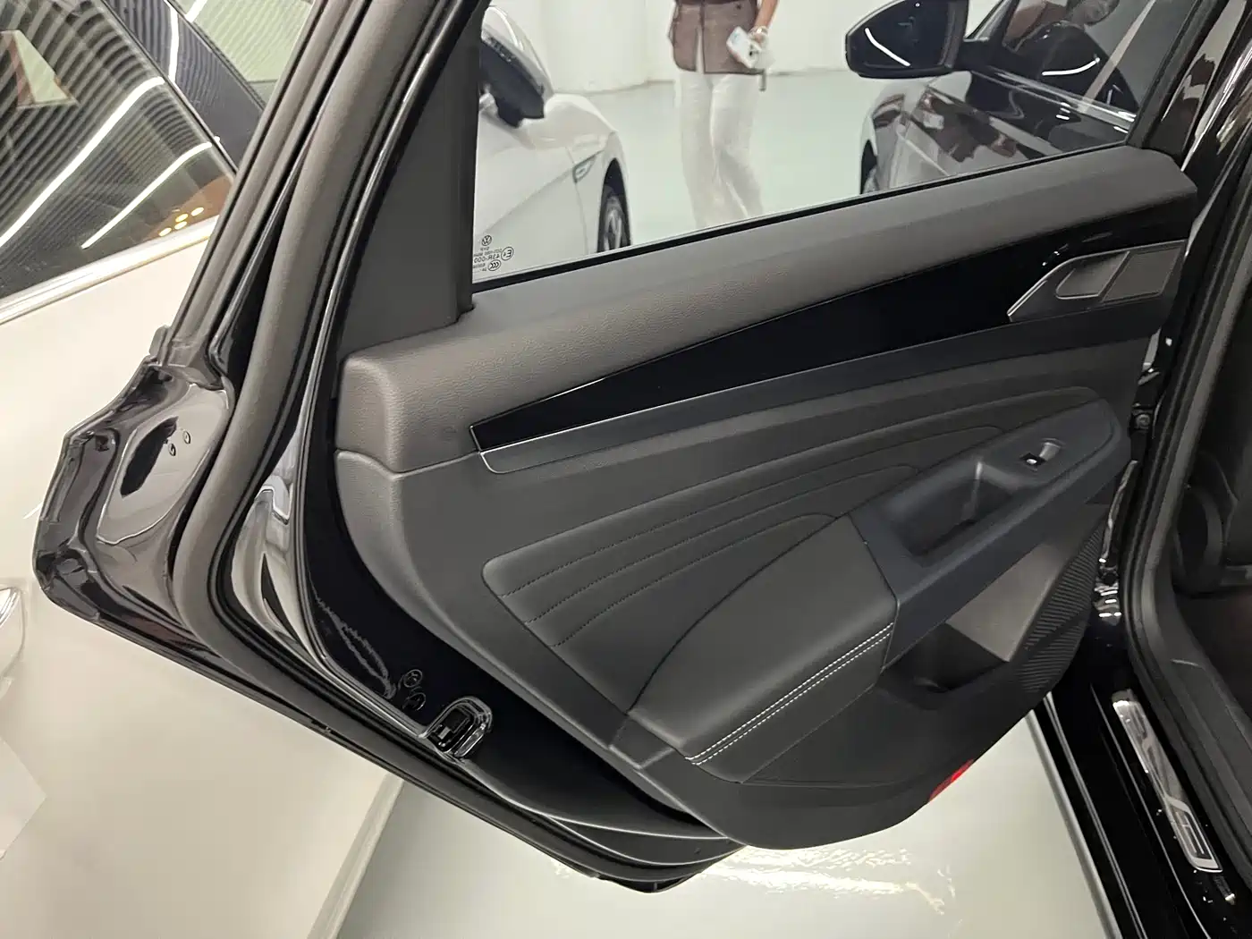 Volkswagen Passat 2025 Outstanding 380TSI Starlight Dragon Soaring Edition фото 9