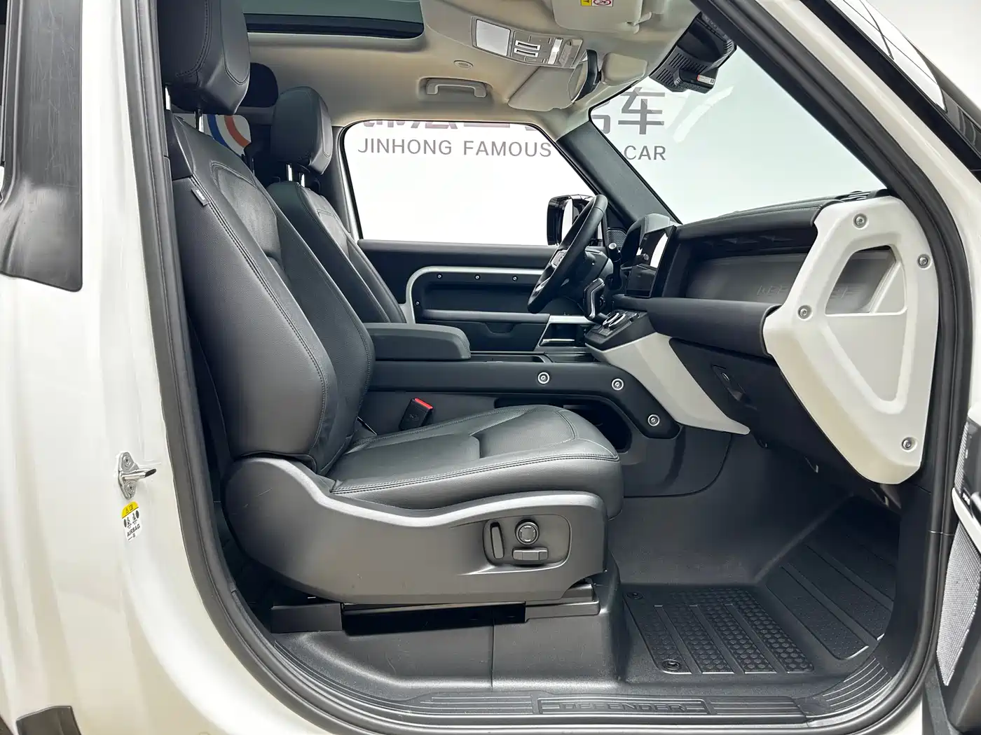 Land Rover Defender 2024 90 2.0T P300 S фото 20