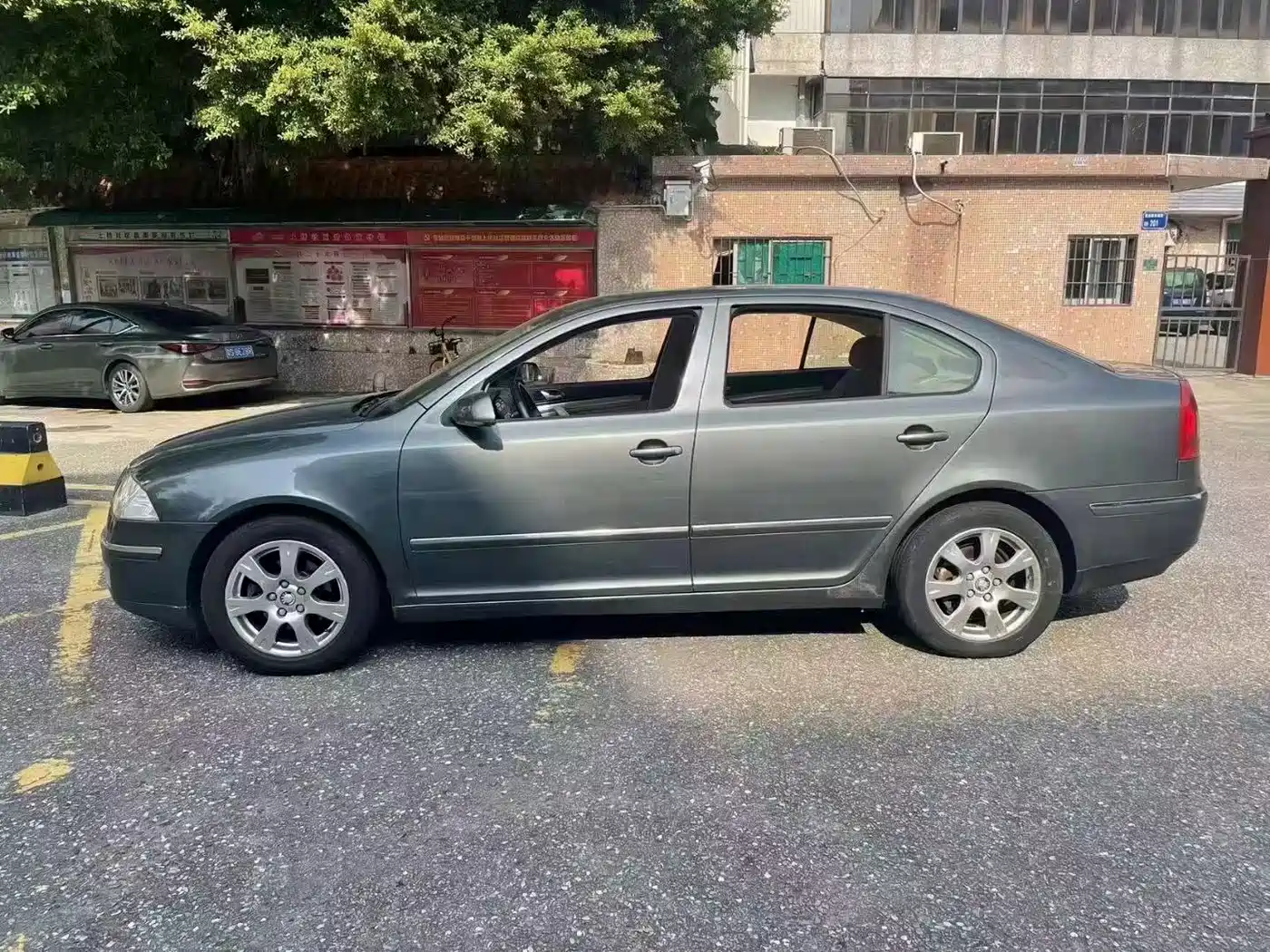 Škoda Octavia 2009 2.0L Automatic Yishi Edition фото 5
