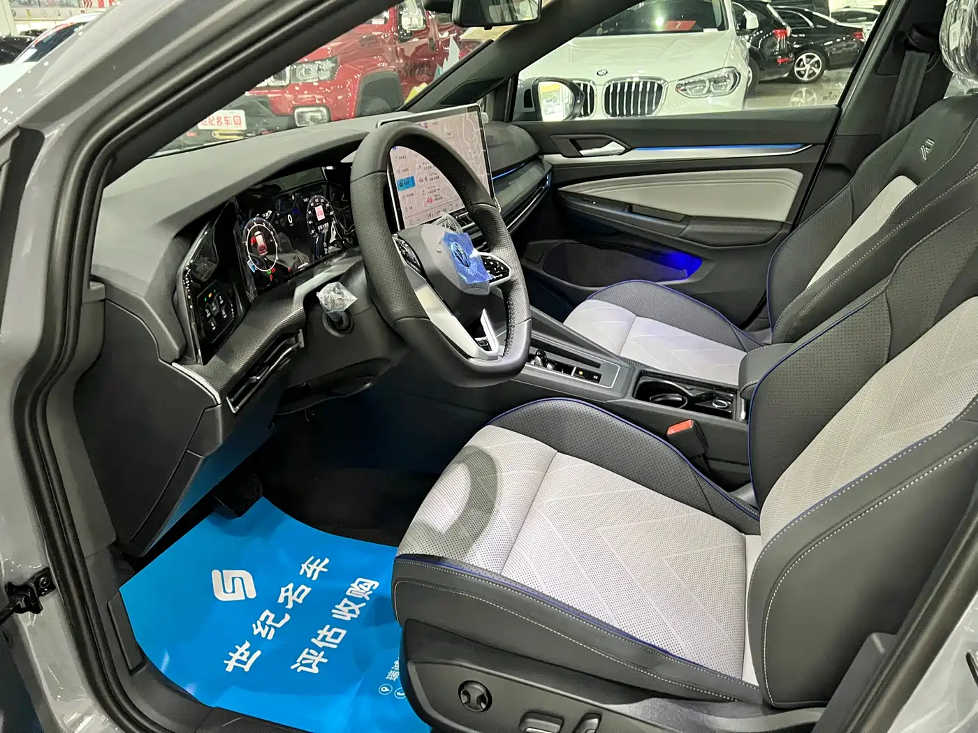 Volkswagen Golf 2025 Facelift 300TSI R-Line фото 9