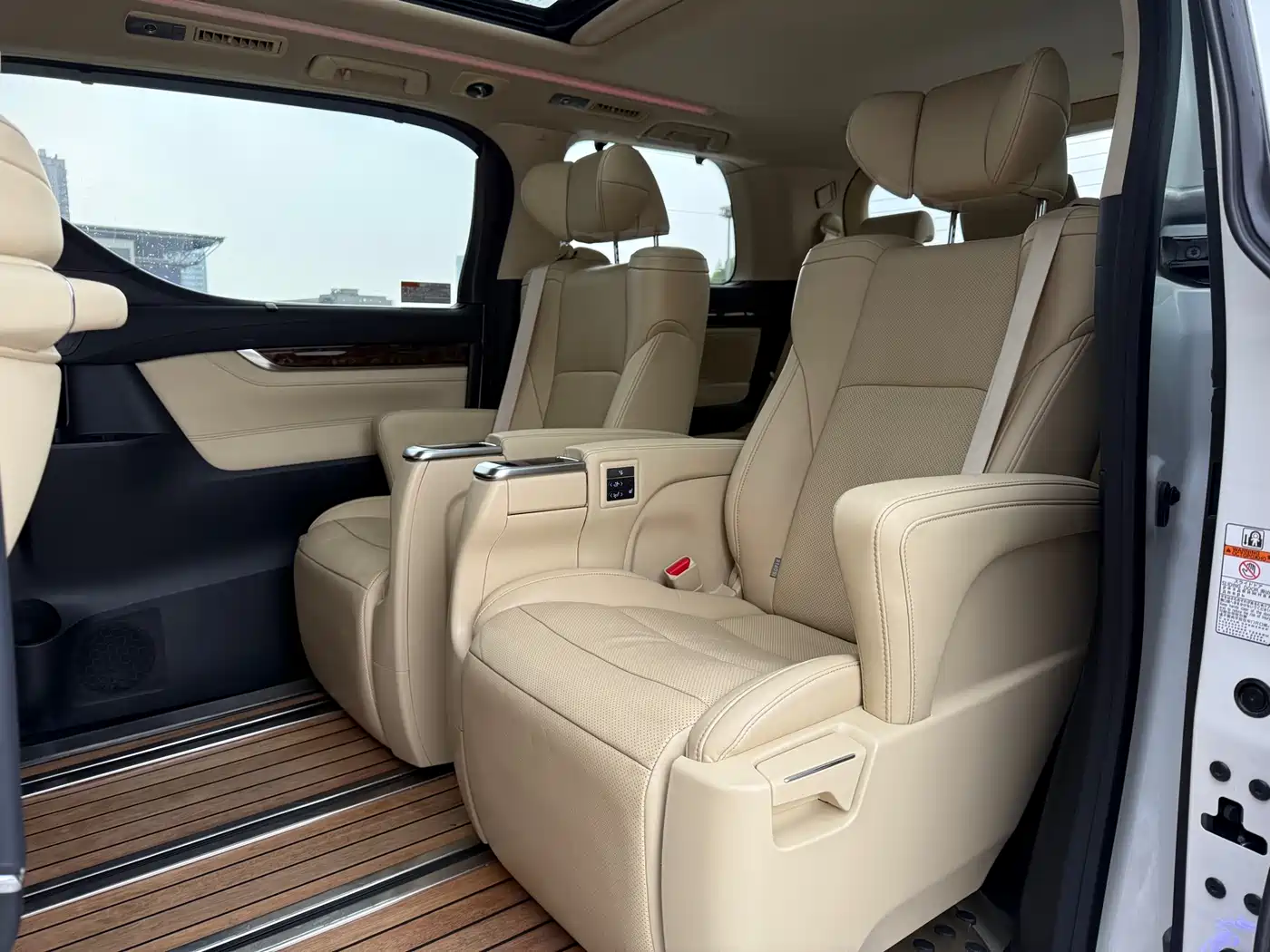 Toyota Alphard 2021 Hybrid 2.5L Luxury фото 11