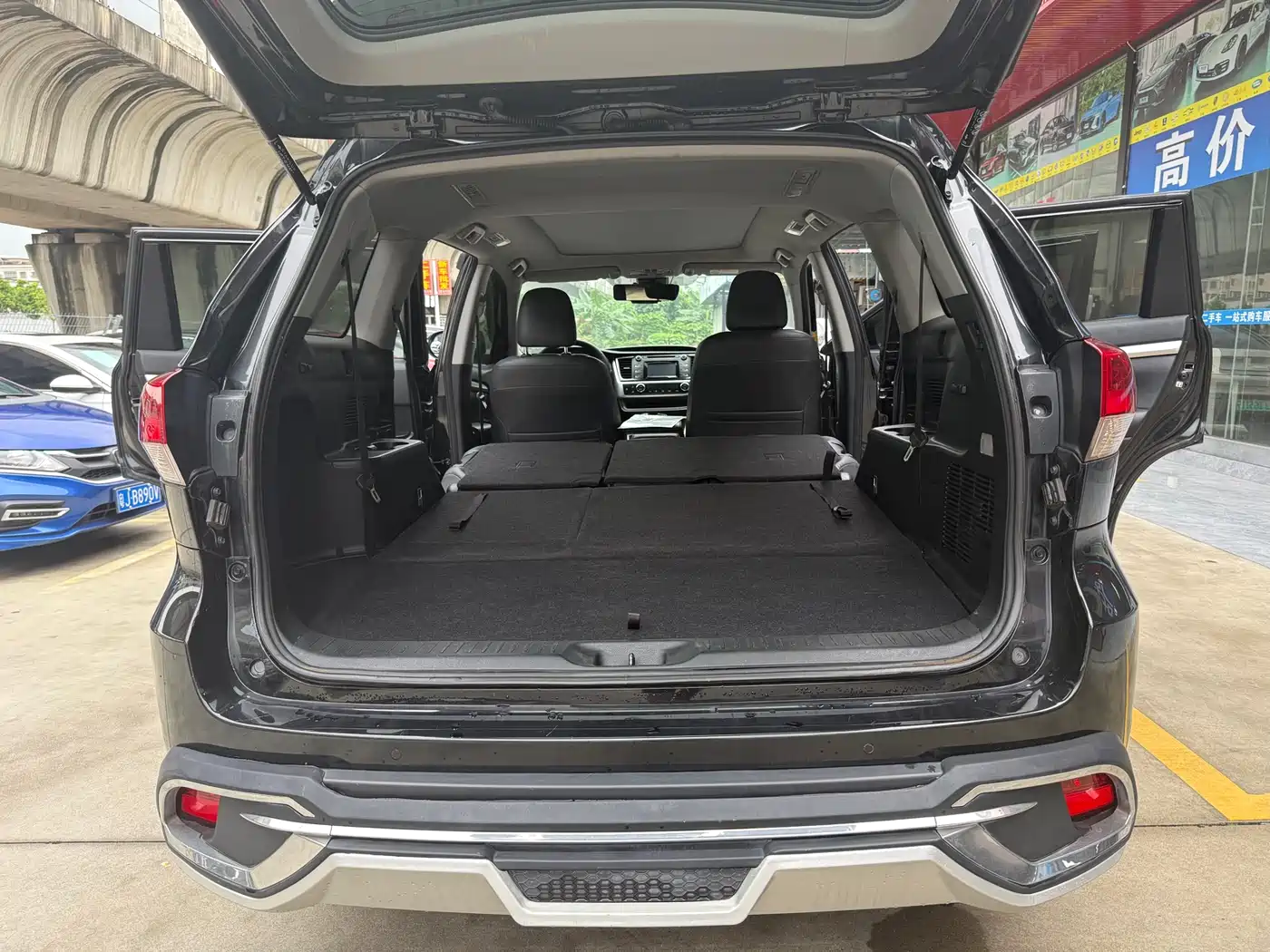 Photo 9 - Toyota Highlander