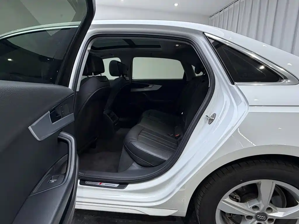 Photo 12 - Audi A4L