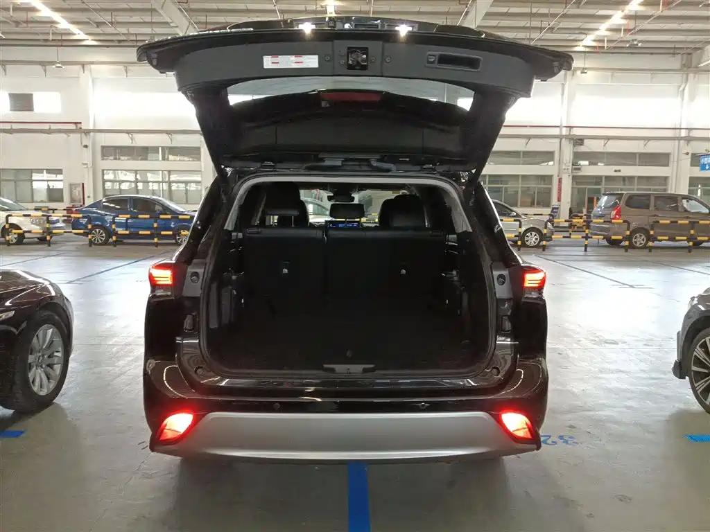 Toyota Highlander 2023 2.5L Smart Hybrid Dual Engine FWD Premium 7-Seater фото 15