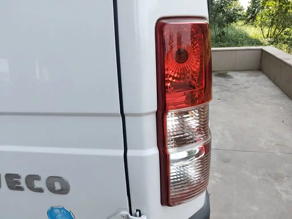 Iveco Daily 2023 2021 2.5T A35 M1 Bus 5-9 Seats Short Wheelbase Medium Roof Single Tire Manual Door