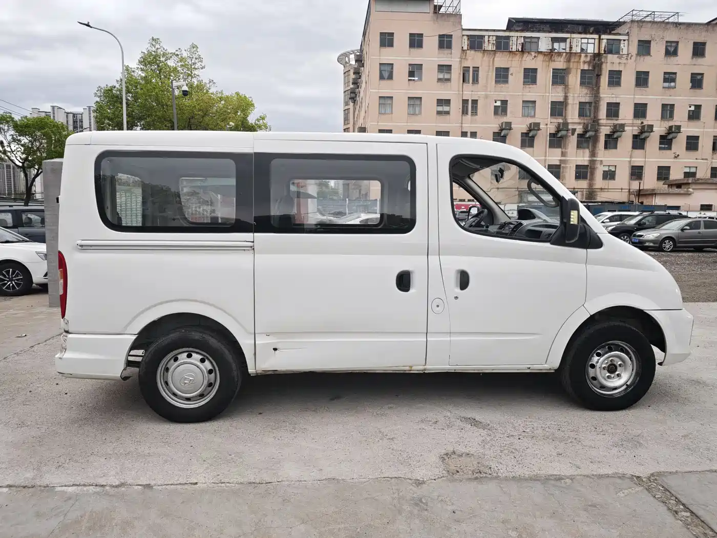 SAIC Maxus Xintu V80 2018 2.5T AMT Aoyun Short Wheelbase Ultra Low Roof 5-6-seater фото 4