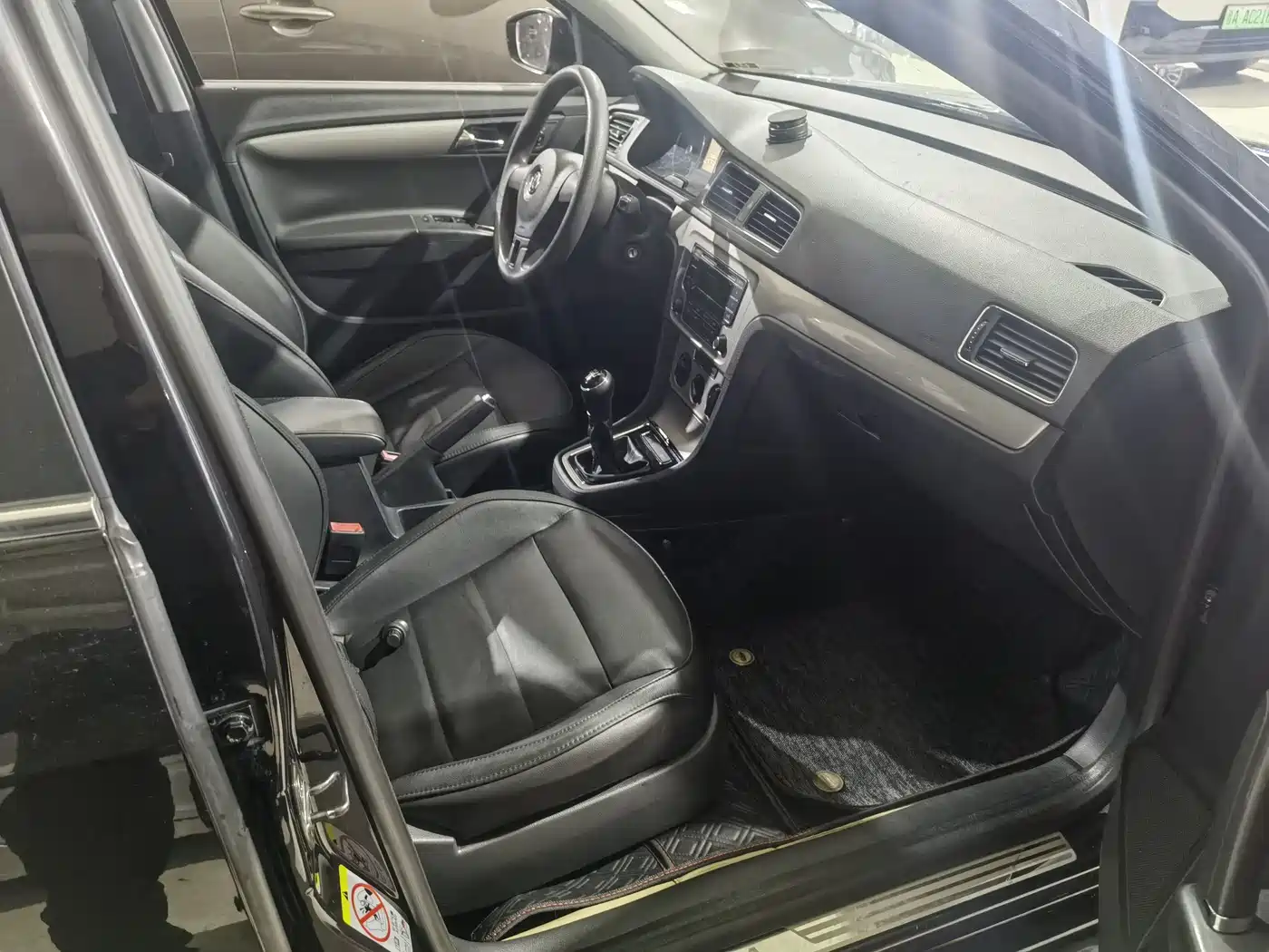 Volkswagen Lavida 2013 Facelift Classic 1.6L Manual Comfort фото 8