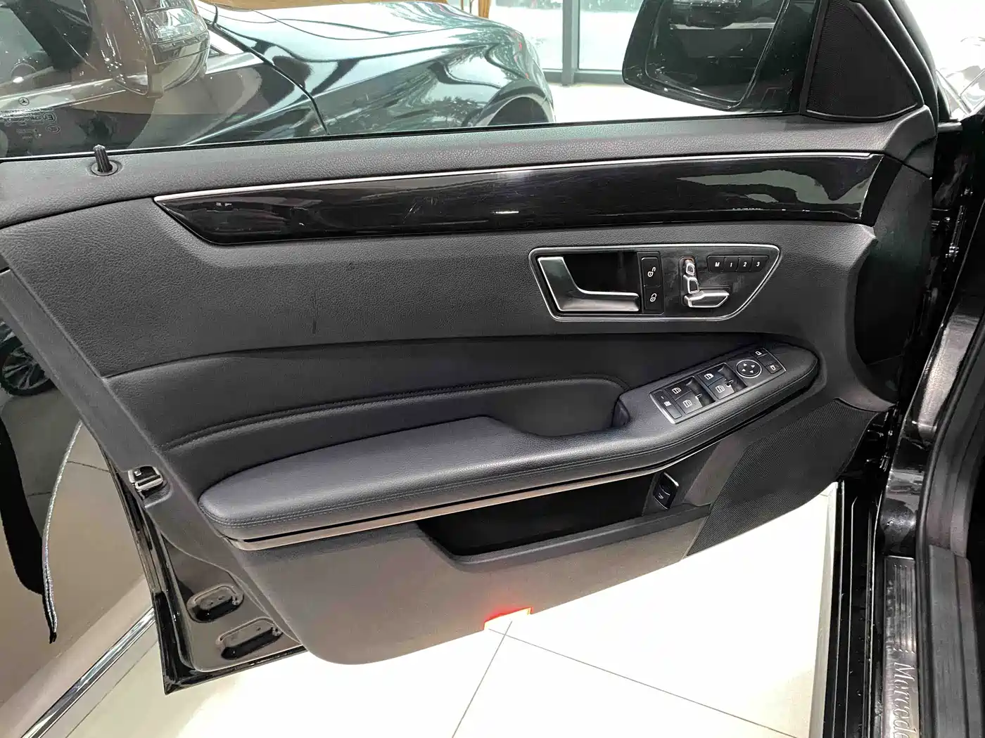 Mercedes-Benz E-Class 2015 E 200 L Sport фото 16
