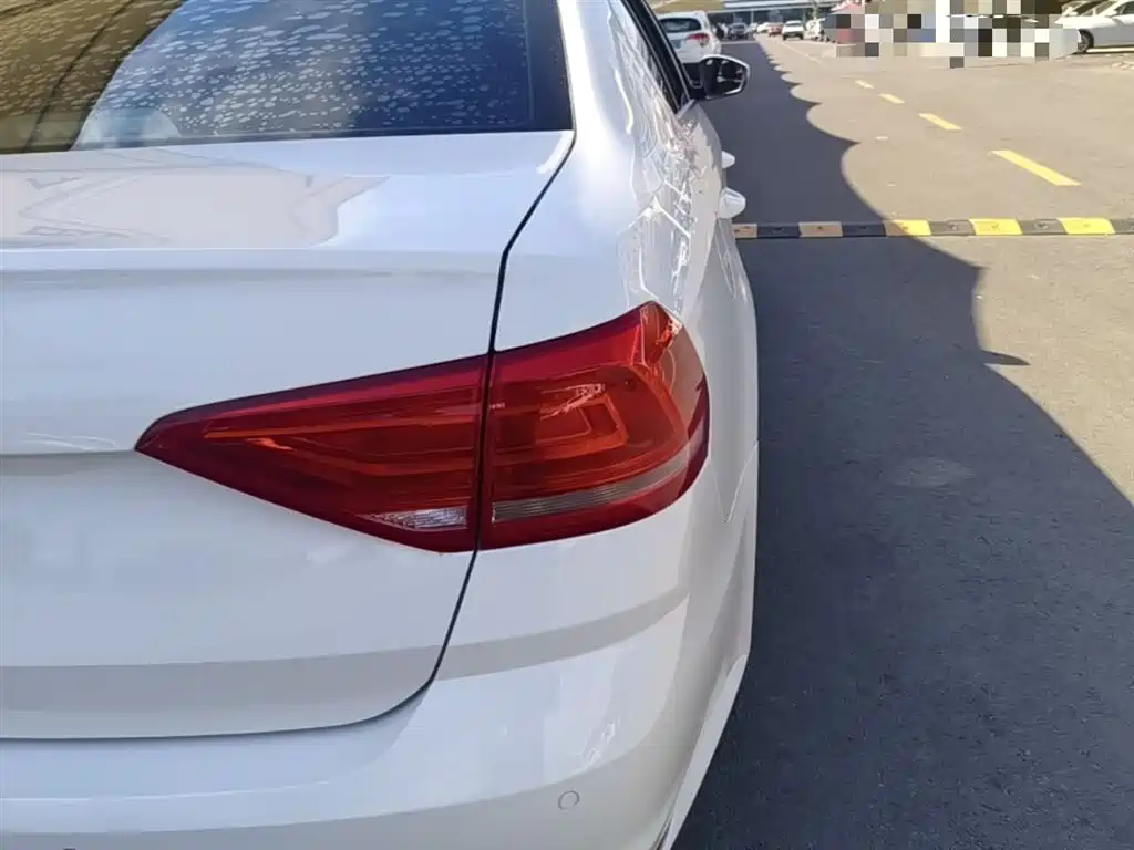 Volkswagen Lavida 2015 1.6L Manual Trend Edition фото 8