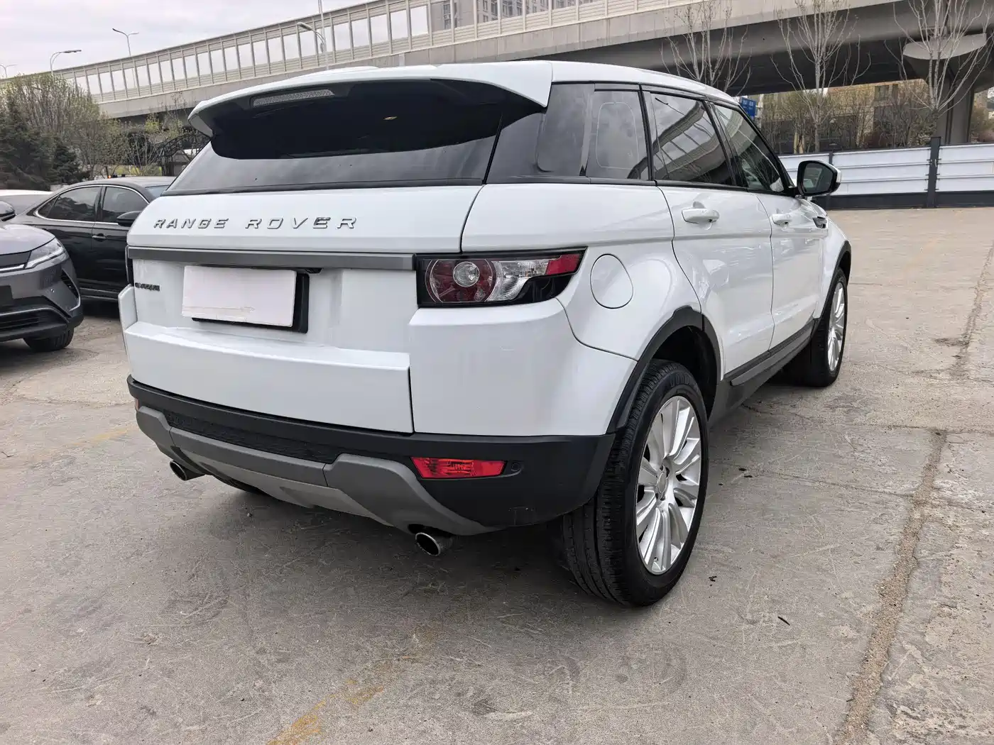 Land Rover Range Rover Evoque 2015 2.0T 5-Door Intelligent Edition фото 9
