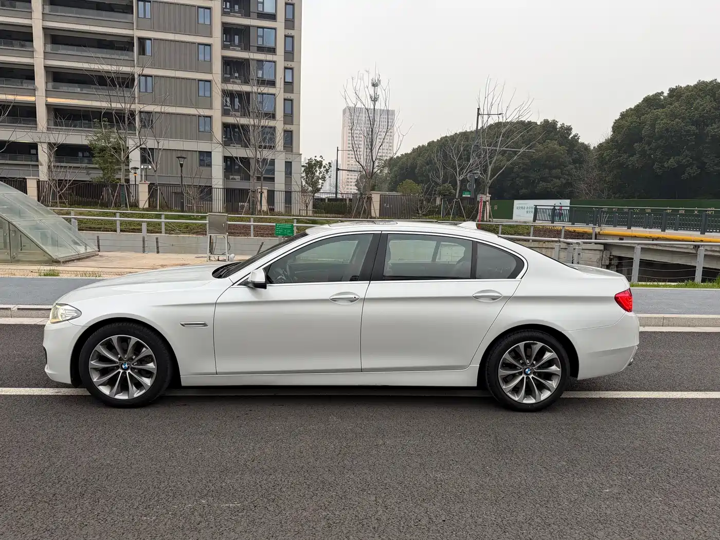 BMW 5 Series 2017 525Li Leading Edition фото 3
