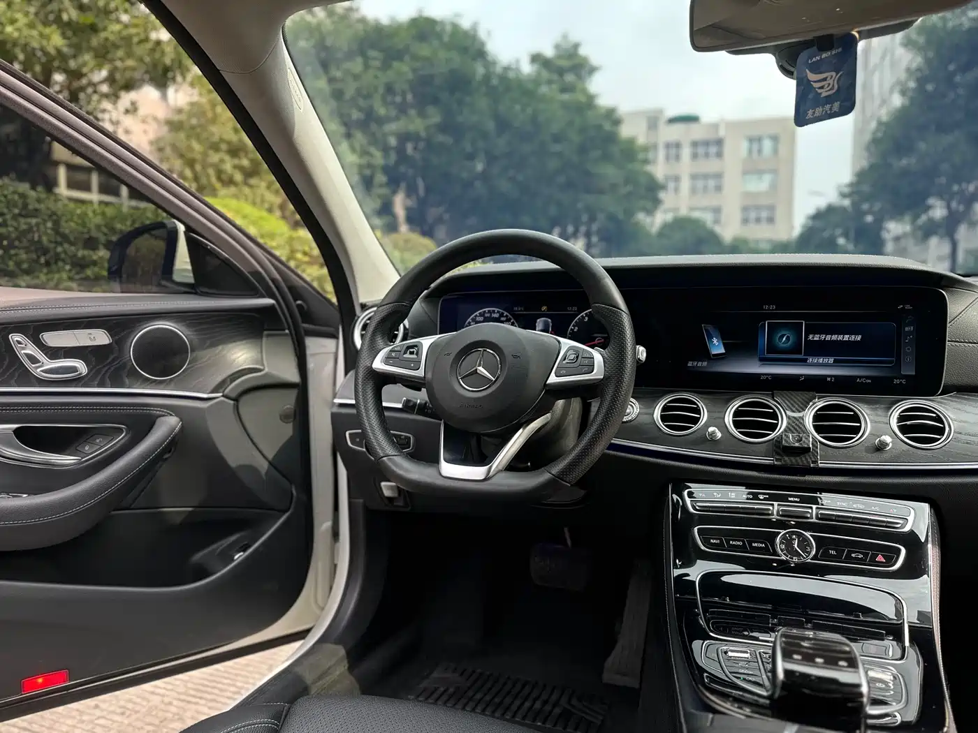 Mercedes-Benz E-Class 2016 E 200 L Sport Type фото 11