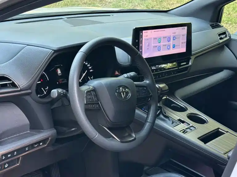 Фото 7 - Toyota Sienna