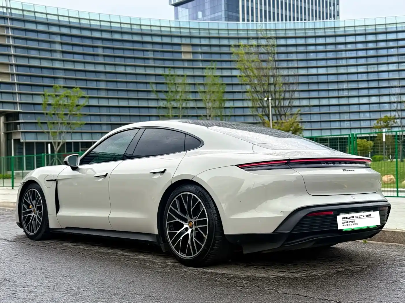 PORSCHE TAYCAN