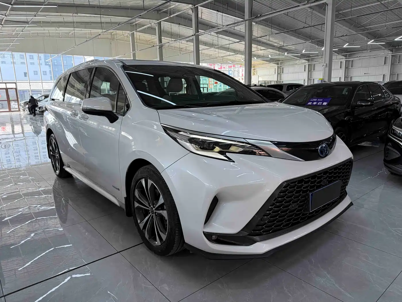 Toyota Granvia 2023 2.5L Hybrid Prestige PLUS Edition фото 3