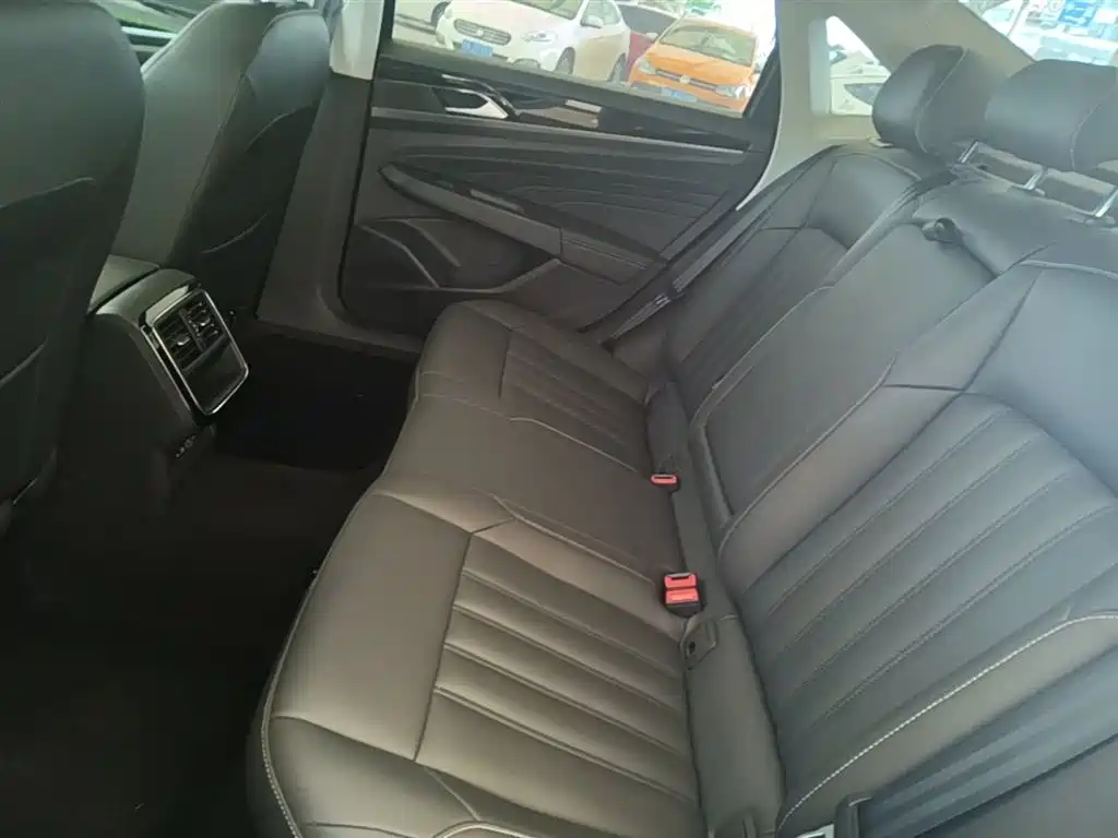 Volkswagen Passat 2022 280TSI Business Edition фото 17