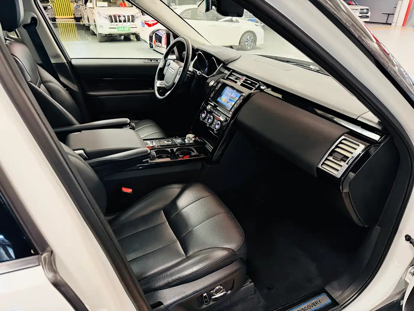 Land Rover Discovery 2018 3.0 SC V6 SE фото 8