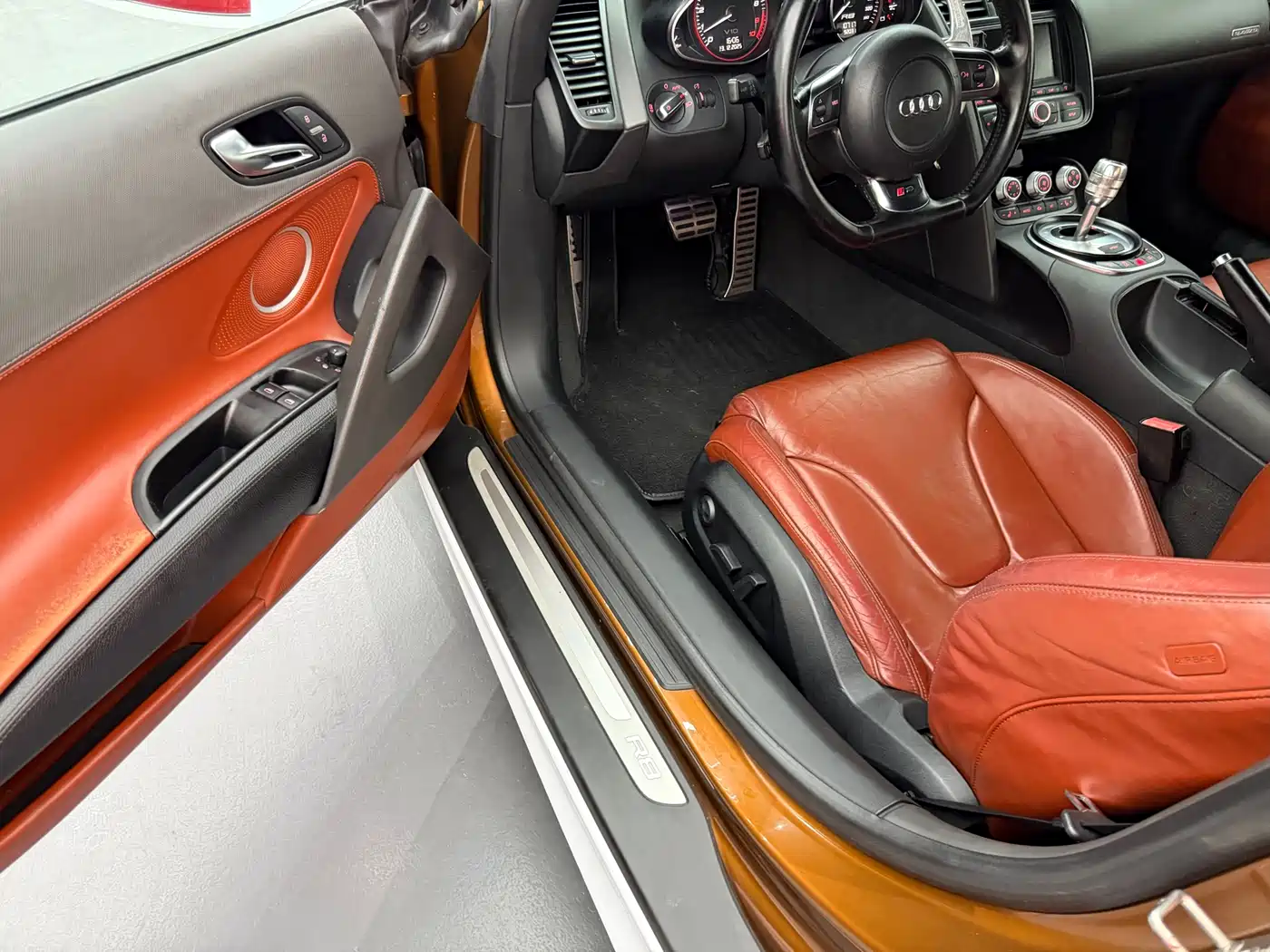 Audi R8 2010 5.2 FSI quattro фото 14