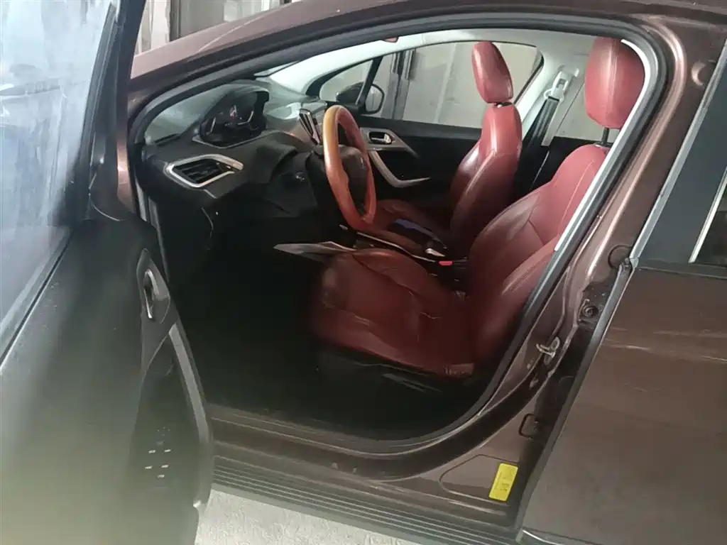 Peugeot 2008 2014 1.6L Automatic Fashion Edition фото 16
