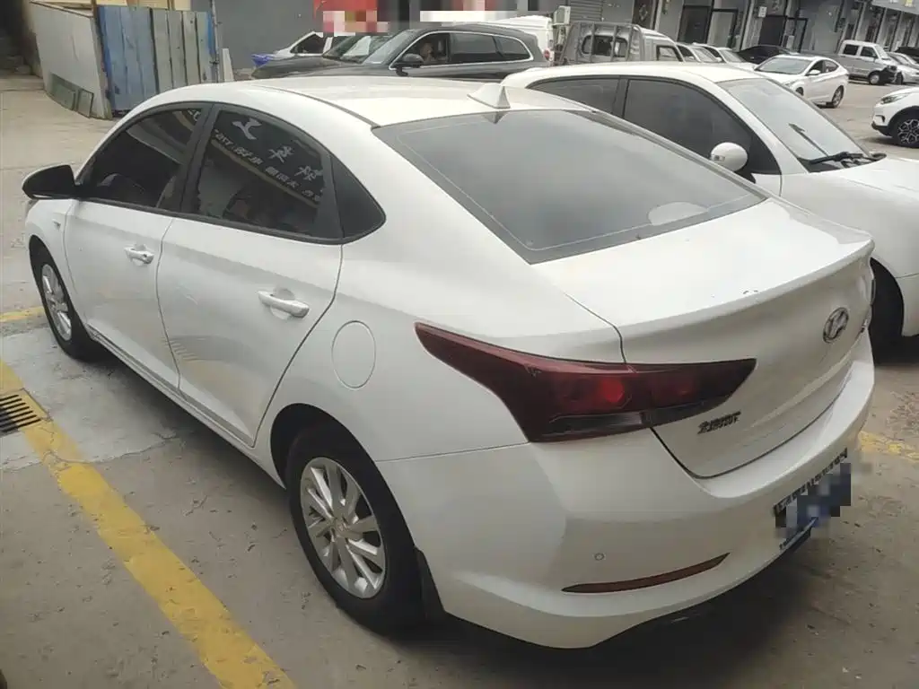Hyundai Verna 2016 1.4L Manual Cool Edition GLS фото 5