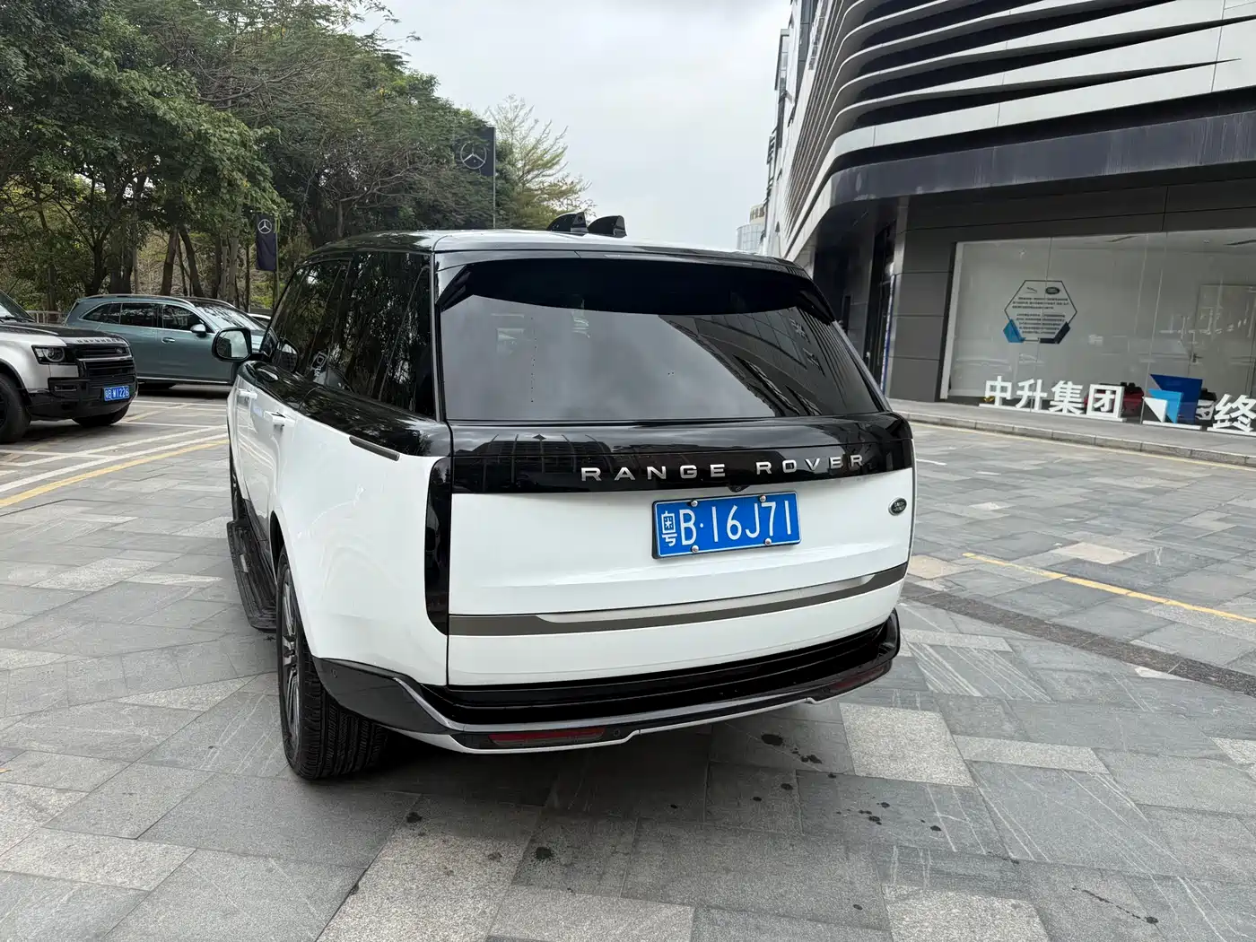 Land Rover Range Rover 2023 Facelift 3.0 L6 400PS Prosperity Extended Version фото 4